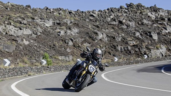 diavel-1260-s-my19-ambience-05-gallery-906x510353C6900-993B-6DBB-231E-12DB1483FB74.jpg